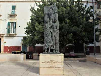 In pi� nel 2013 � stata posta in largo La Ginestra la scultura in bronzo �Memoria e identit��, opera dell�artista Pietro De Scisciolo, raffigurante i due uomini nel momento del martirio